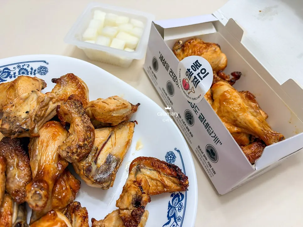 衣のないクッネオリジナルチキンの一切れ