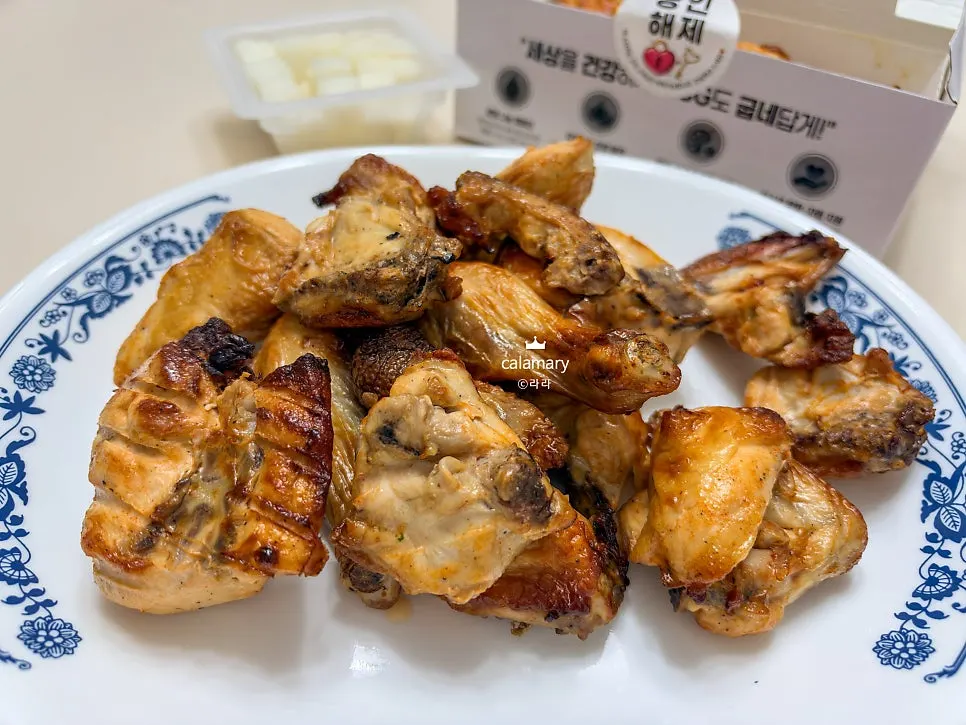 辛口ソースと甘口ソースを添えたクッネオリジナル