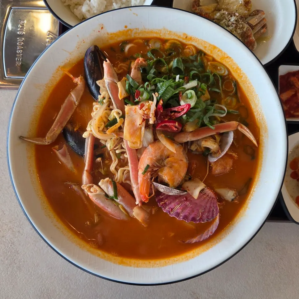 Mesa de Crab Yasijang con plato principal y acompañamientos