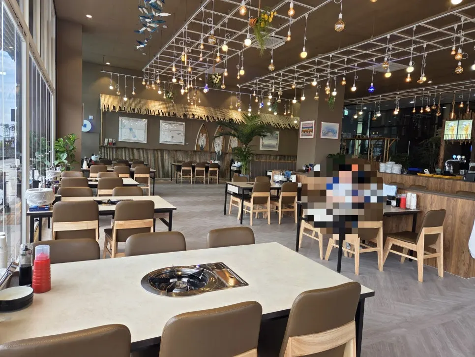 Mesas y pasillo de Crab Yasijang Geobukseom Main Branch
