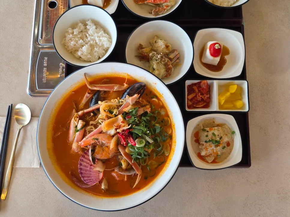 Set de ramyeon de cangrejo de nieve de Jumunjin servido
