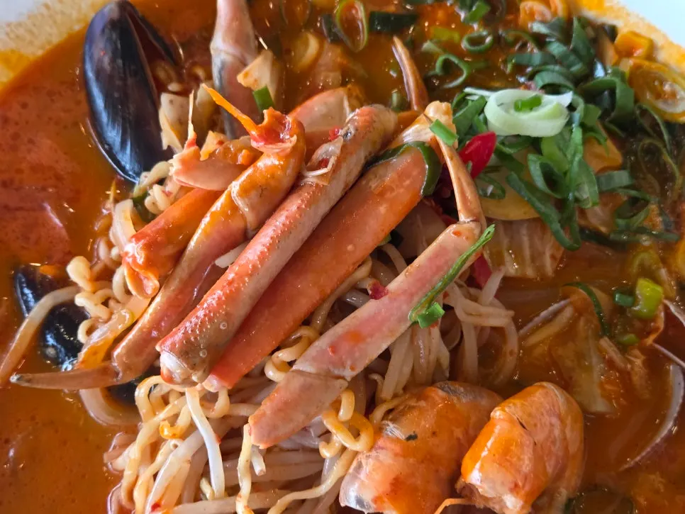 Ramyeon de cangrejo con arroz y acompañamientos