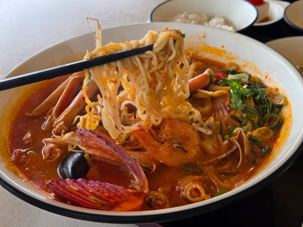 Ramyeon de cangrejo con cangrejo, abulón y mejillones