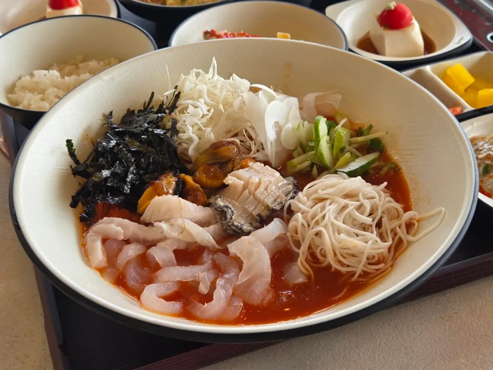 Mulhoe y ramyeon de cangrejo servidos juntos
