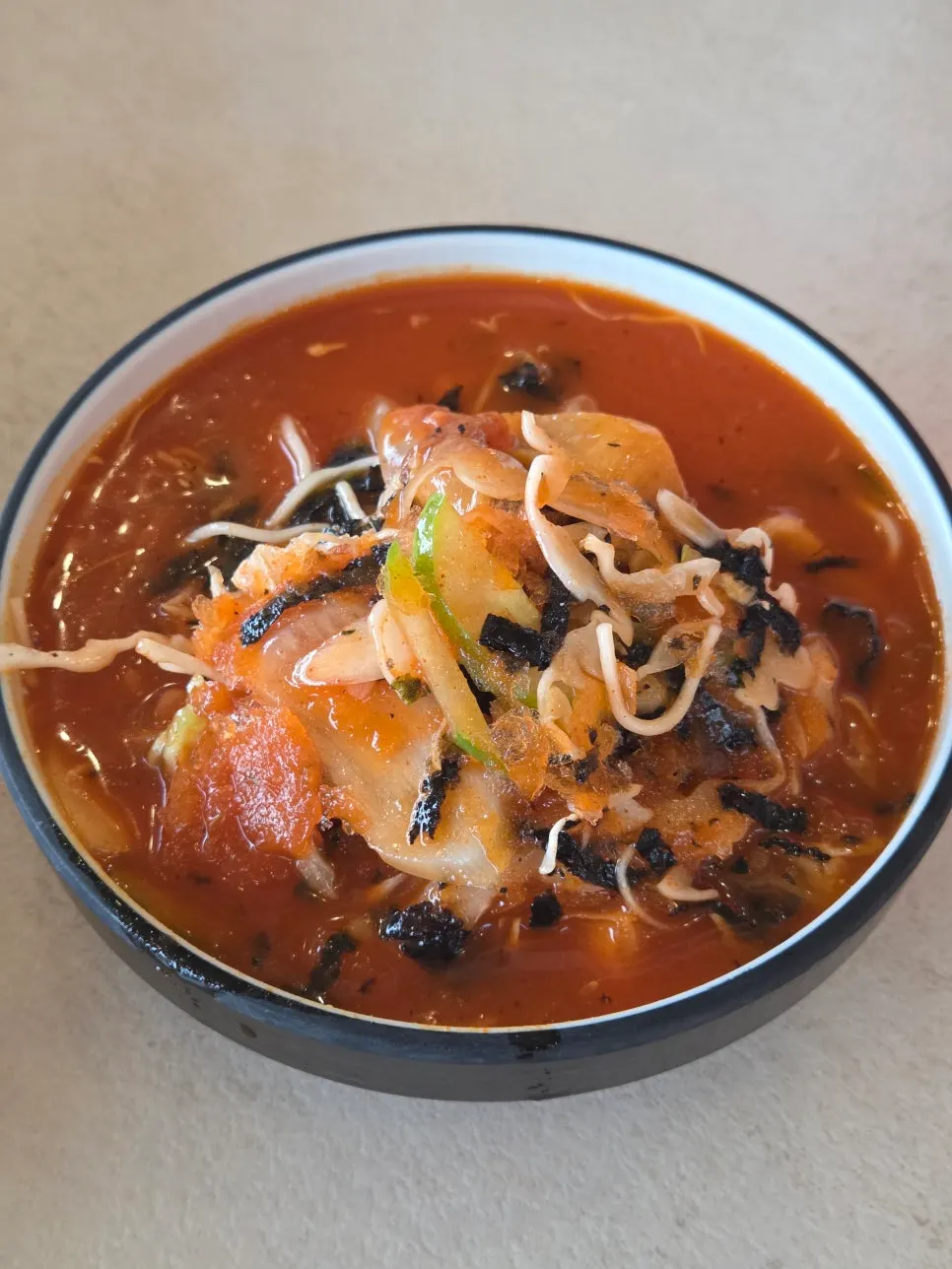 Toma vertical del set de mariscos de Crab Yasijang
