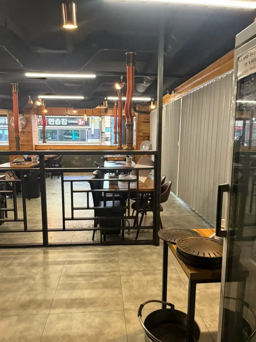 Dakgalbi grilling on a charcoal brazier at the center of the table