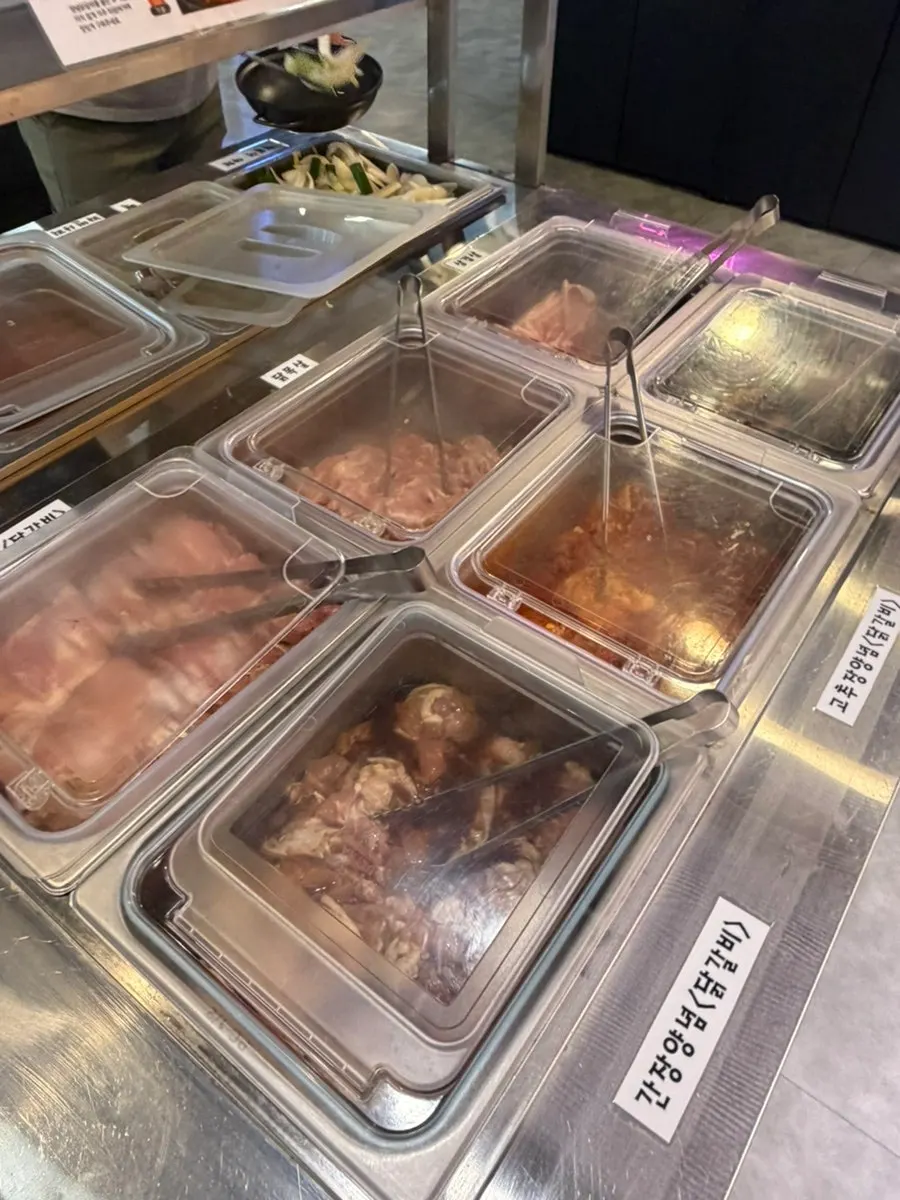 The self-serve bar corner at Bak Jeongmi Dakgalbi