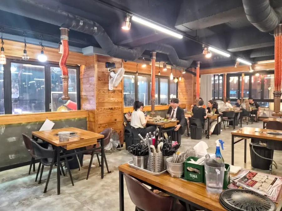 금요일 저녁 만석에 가까운 박정미닭갈비 내부