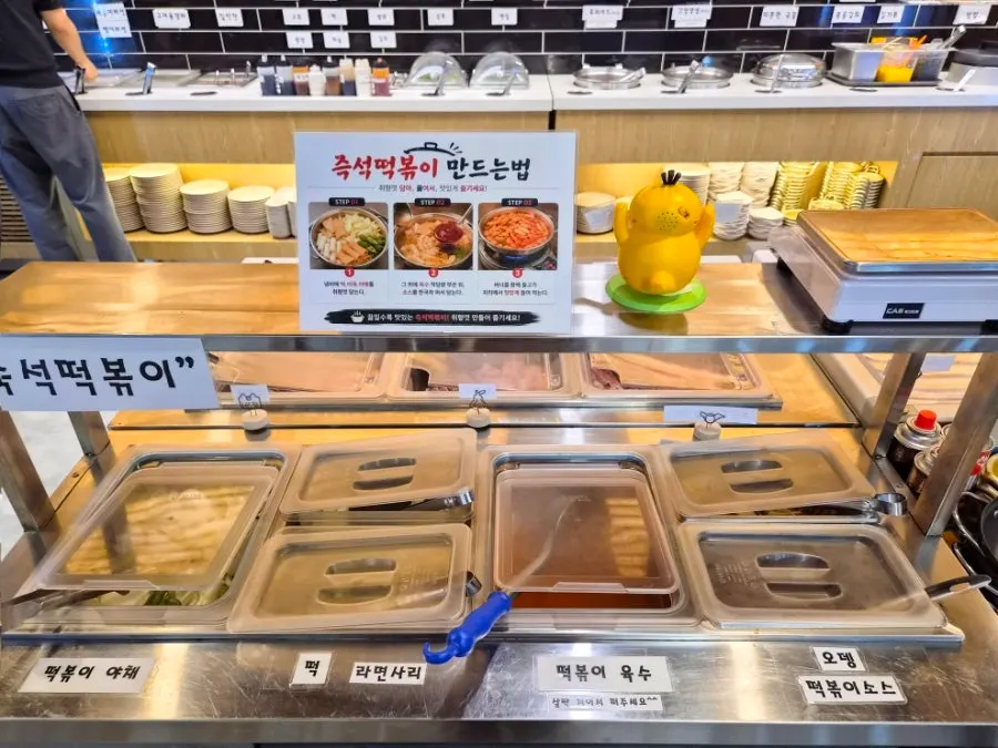 고기와 반찬이 채워진 박정미닭갈비 셀프바