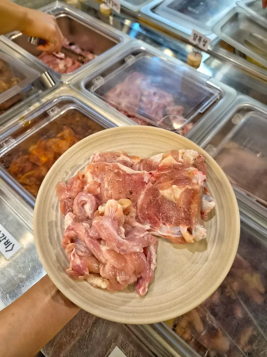 접시에 가득 담은 소금닭갈비와 닭목살