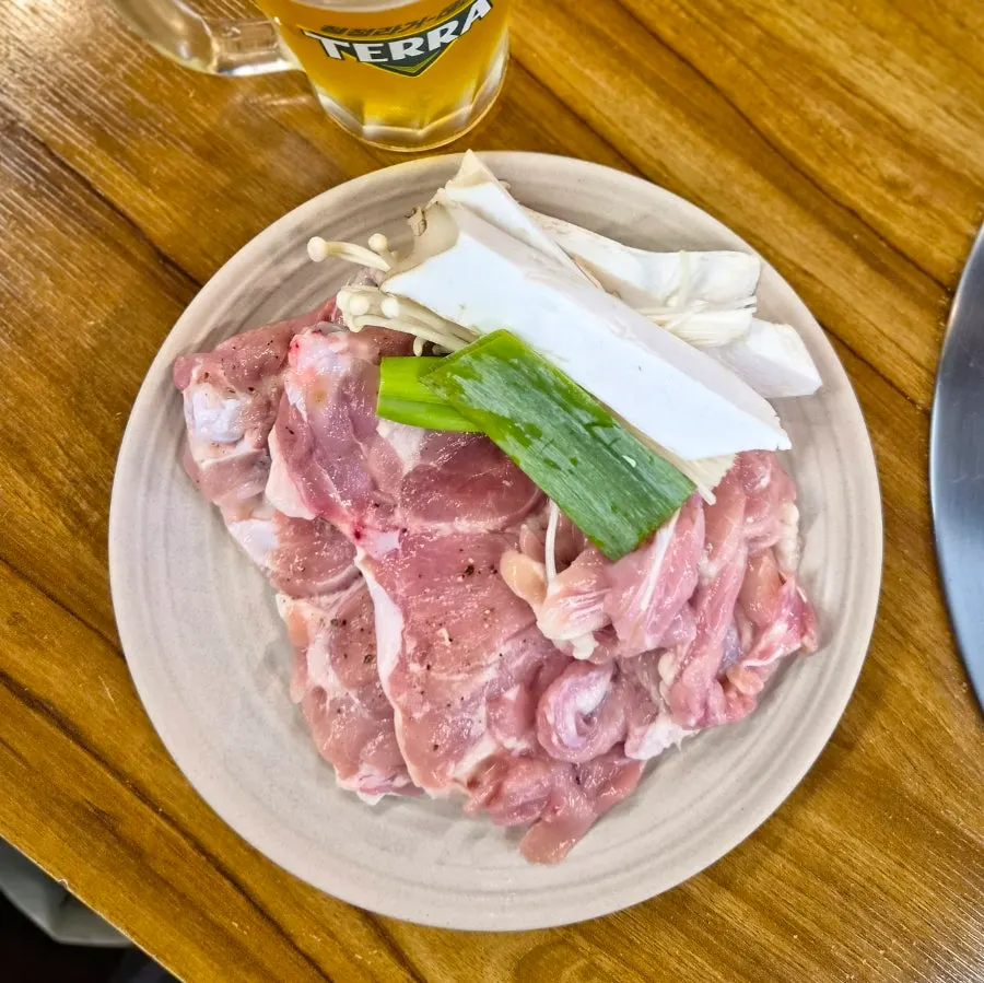 시원한 잔에 따른 생맥주와 구울 채소