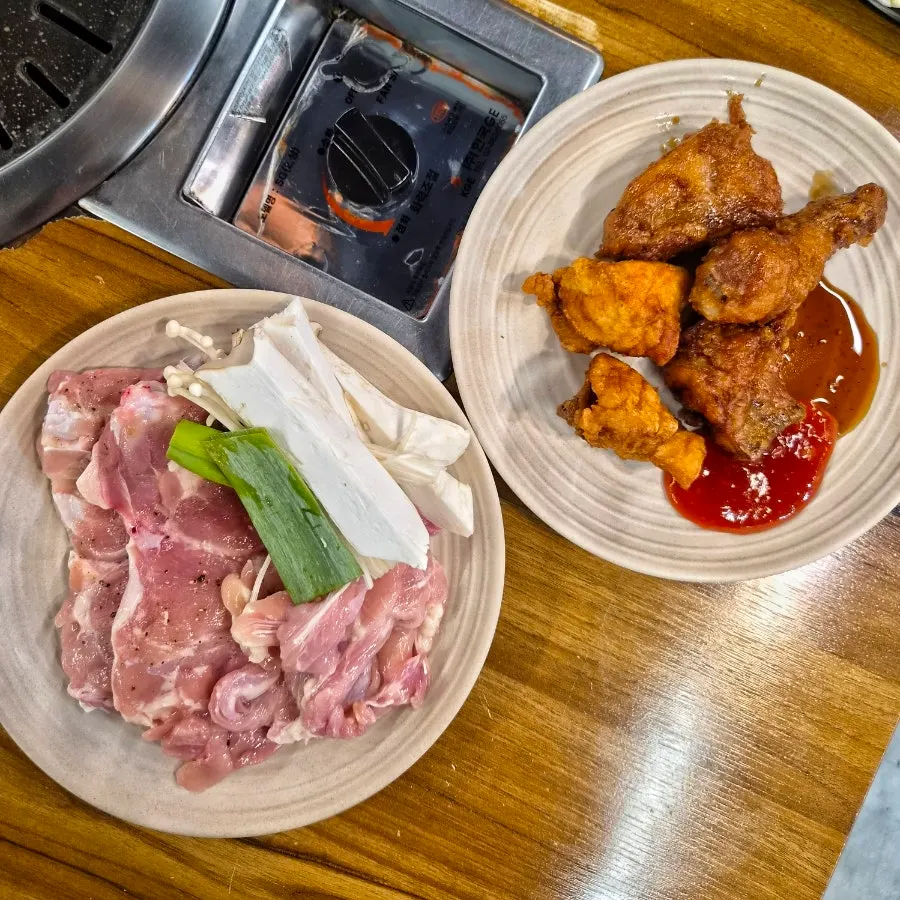 셀프바에서 담아온 후라이드치킨 접시
