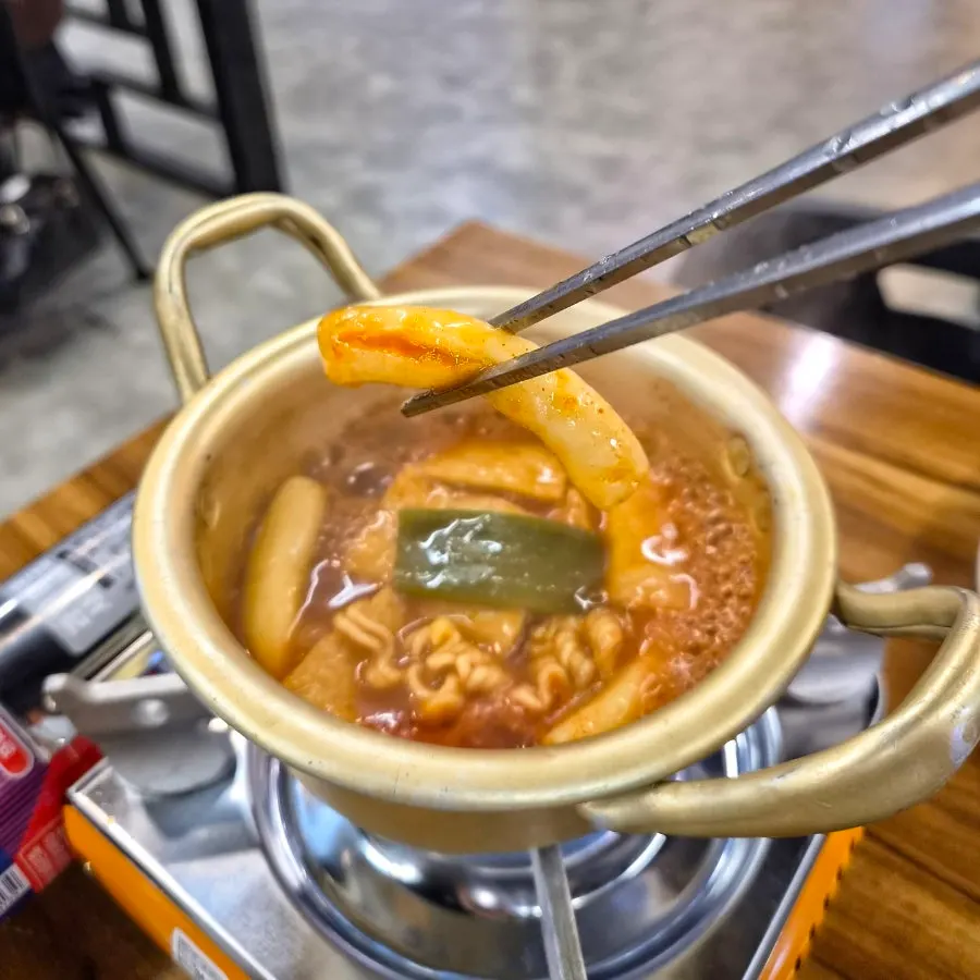 개인버너에 끓인 밀떡 라볶이