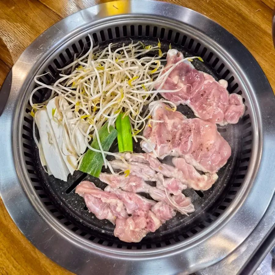 라볶이와 치킨을 함께 놓은 테이블