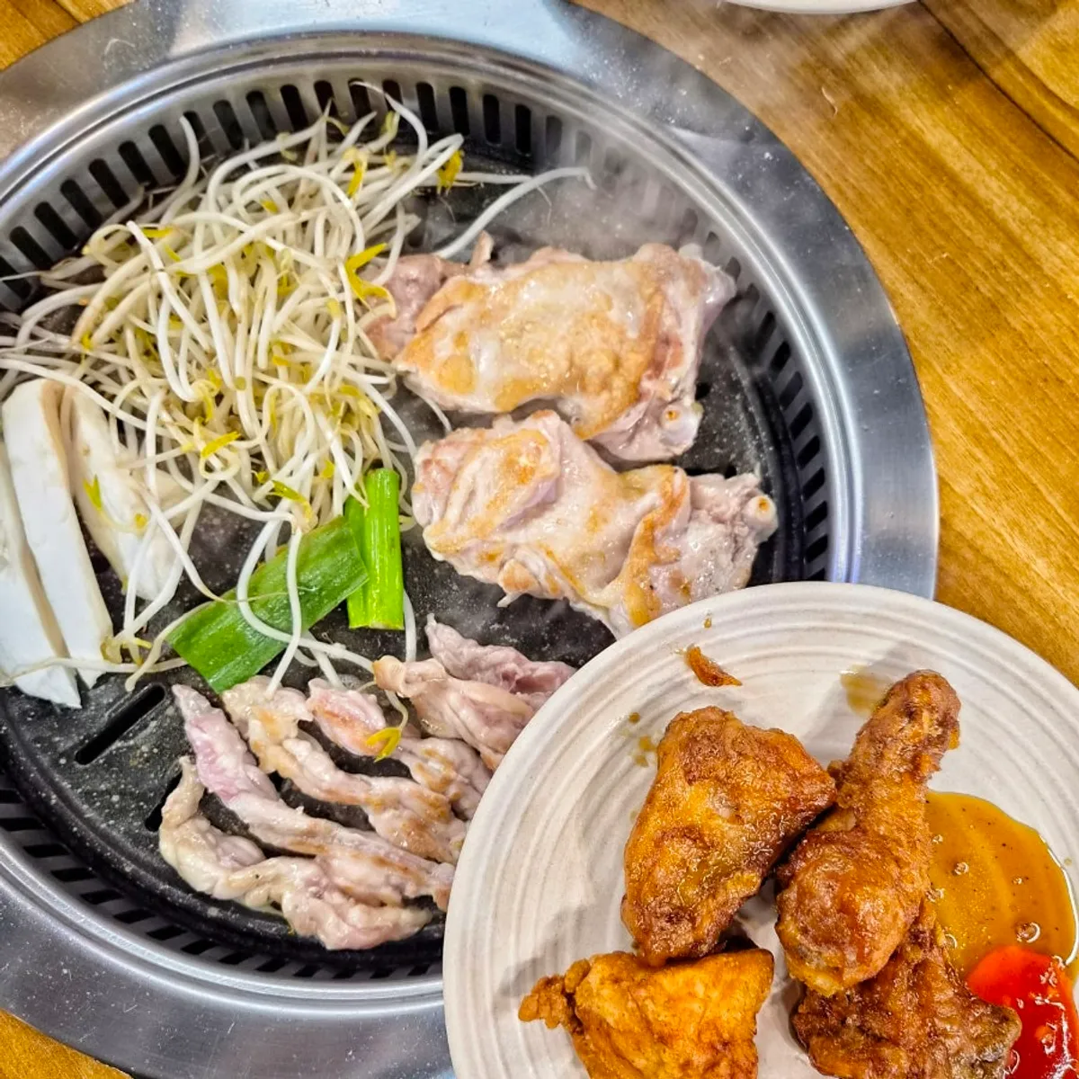 불판에서 숙주와 함께 굽는 숯불닭갈비