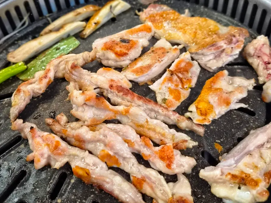 바삭하게 익은 소금닭갈비 닭껍질