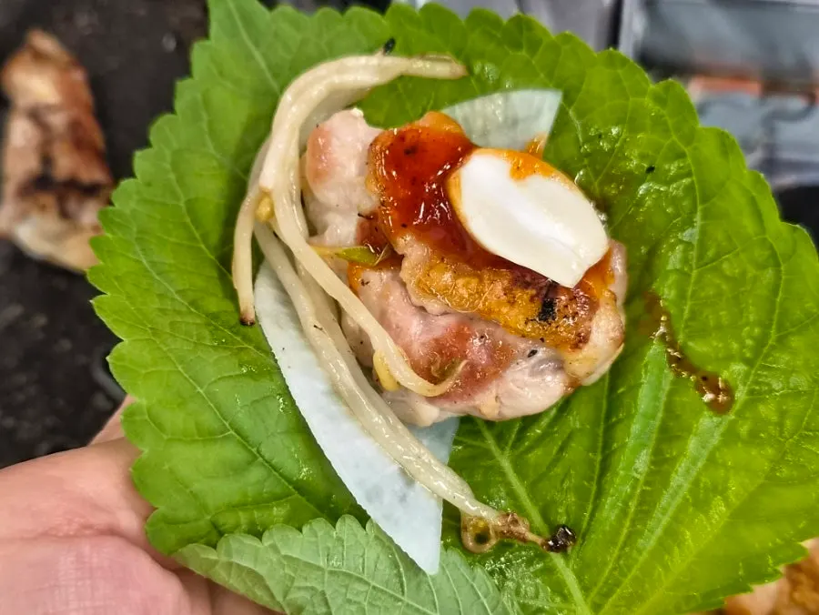 불판 위 닭목살 구이