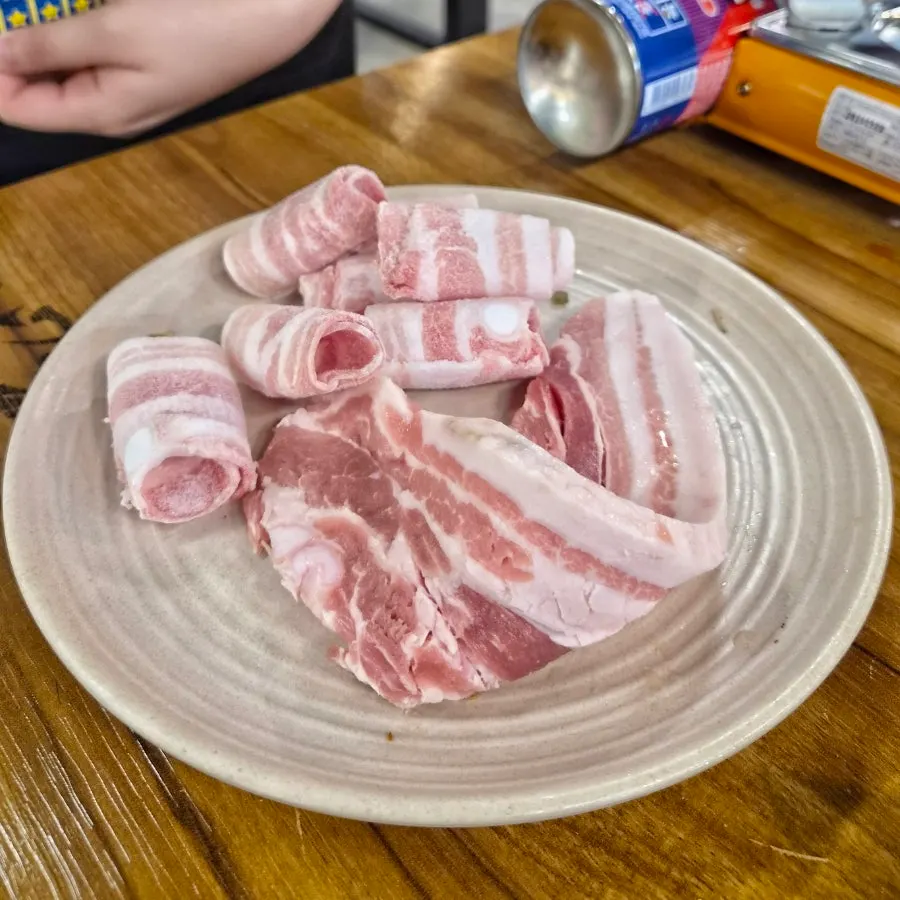 쌈무와 깻잎쌈을 곁들인 숯불닭갈비