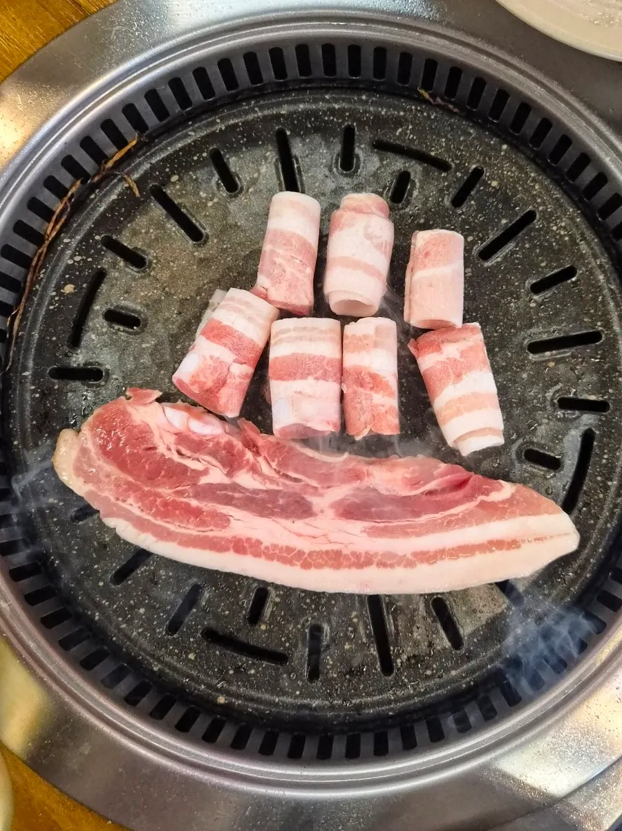 두툼한 냉장삼겹살 생고기