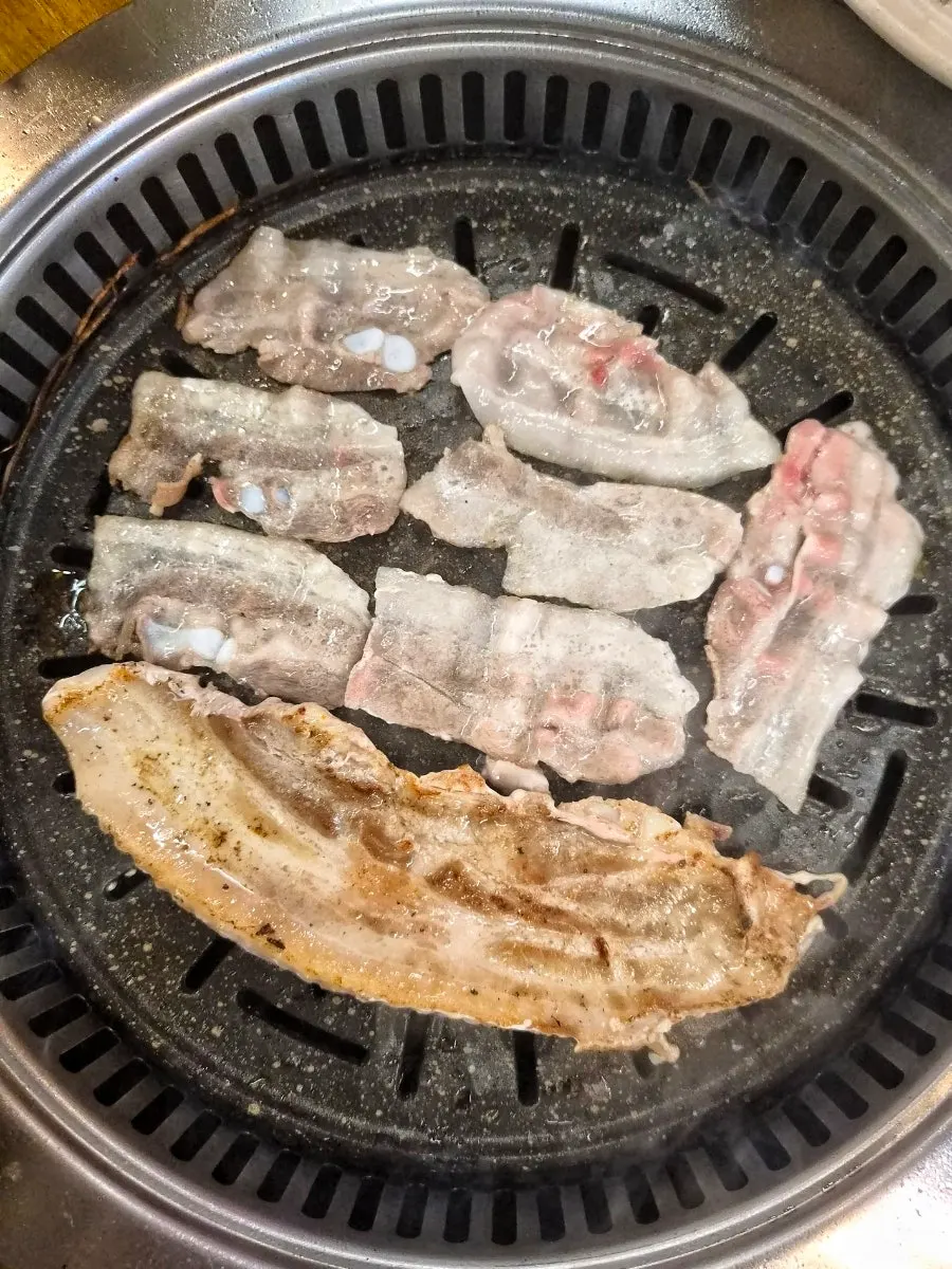 불판에 올린 냉장삼겹살