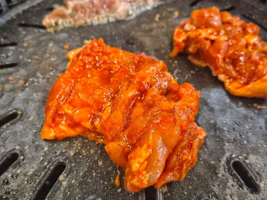 양념닭갈비와 삼겹살이 함께 구워지는 불판