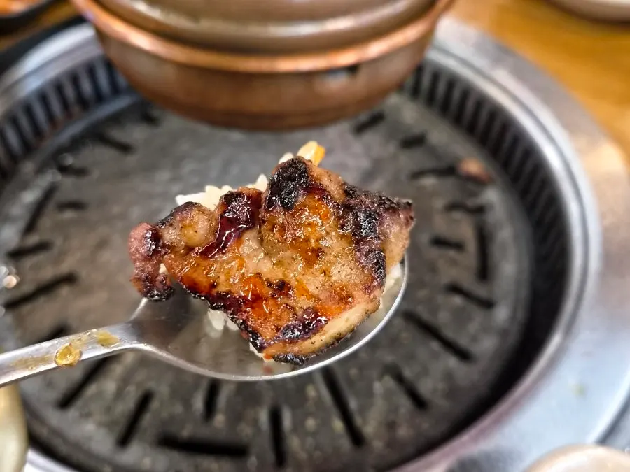 간장닭갈비를 굽는 모습