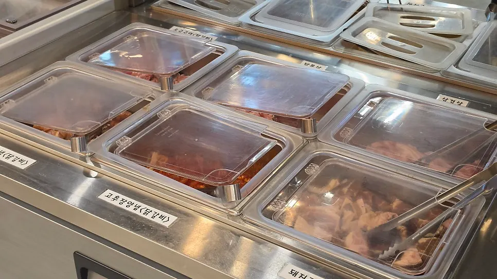 닭갈비 외 삼겹살 포함 고기 6종 코너
