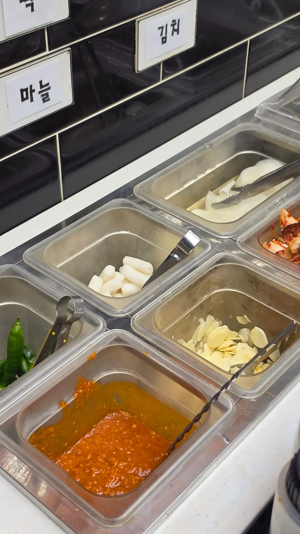 반찬과 소스가 놓인 셀프바