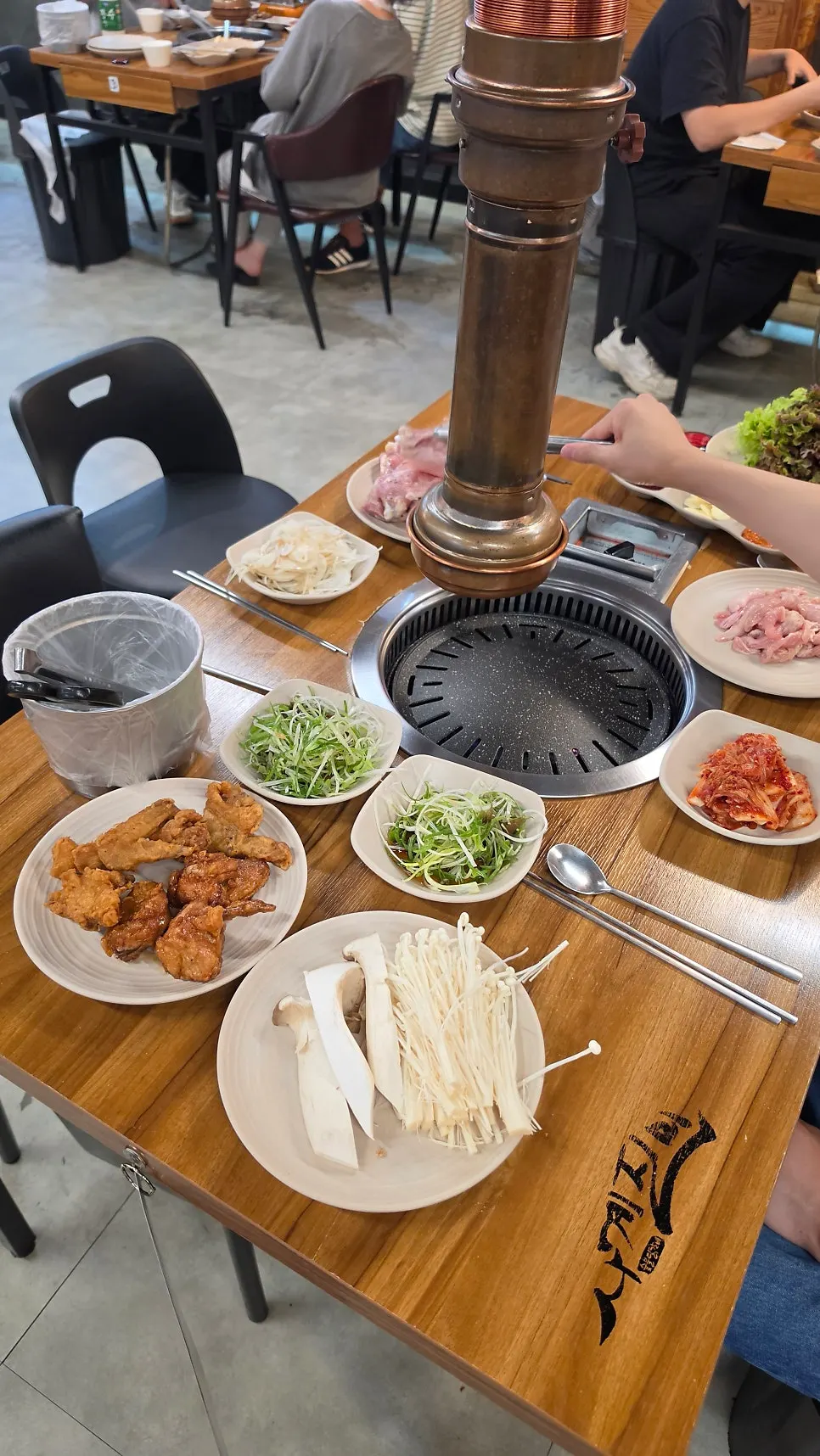 치킨까지 곁들인 푸짐한 한 상