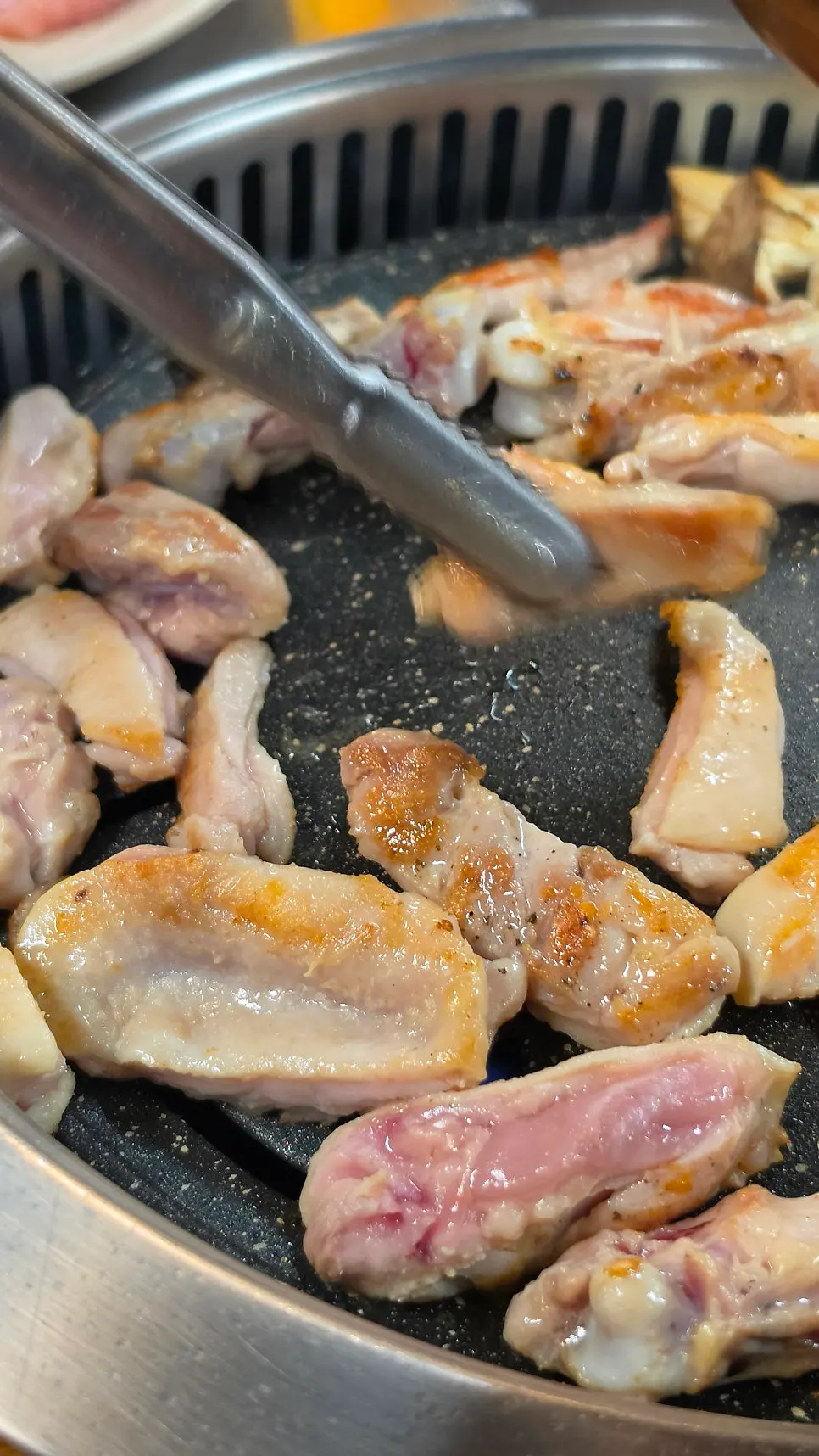 불판 위에서 굽는 닭갈비