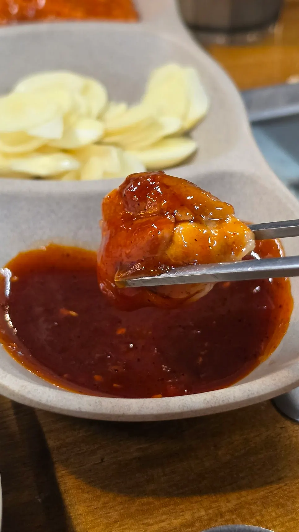 노릇하게 구워진 소금구이 닭갈비
