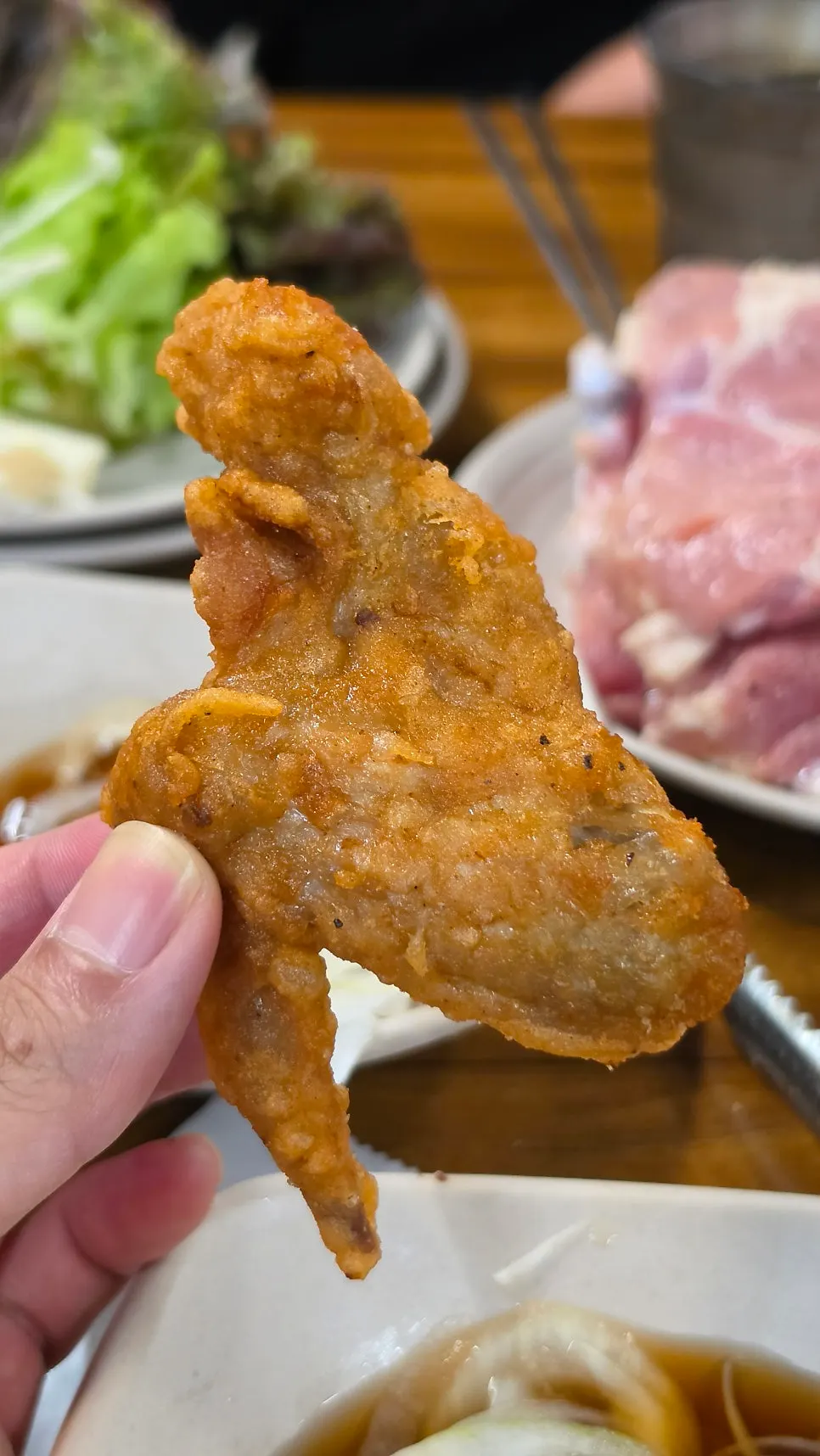 닭갈비를 쌈에 싸 먹는 모습