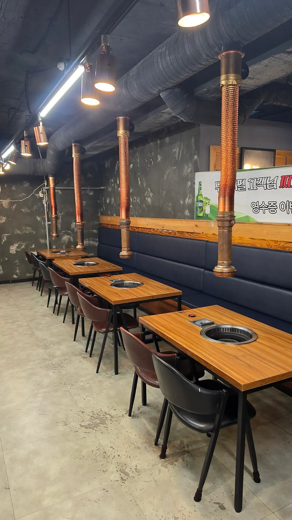 여러 명이 앉기 좋은 매장 좌석