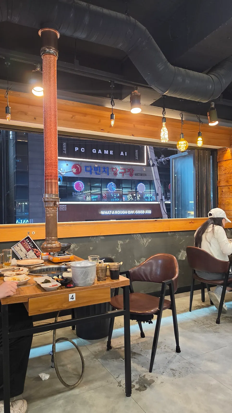 회식 자리로 차려진 닭갈비 상차림