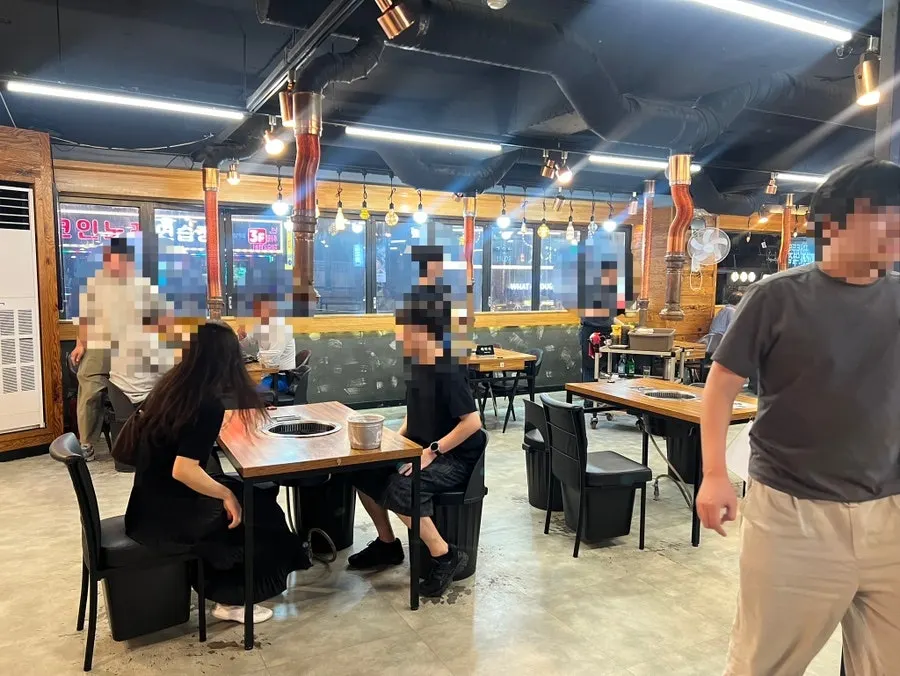 Interior of Bak Jeongmi Dakgalbi with multiple tables