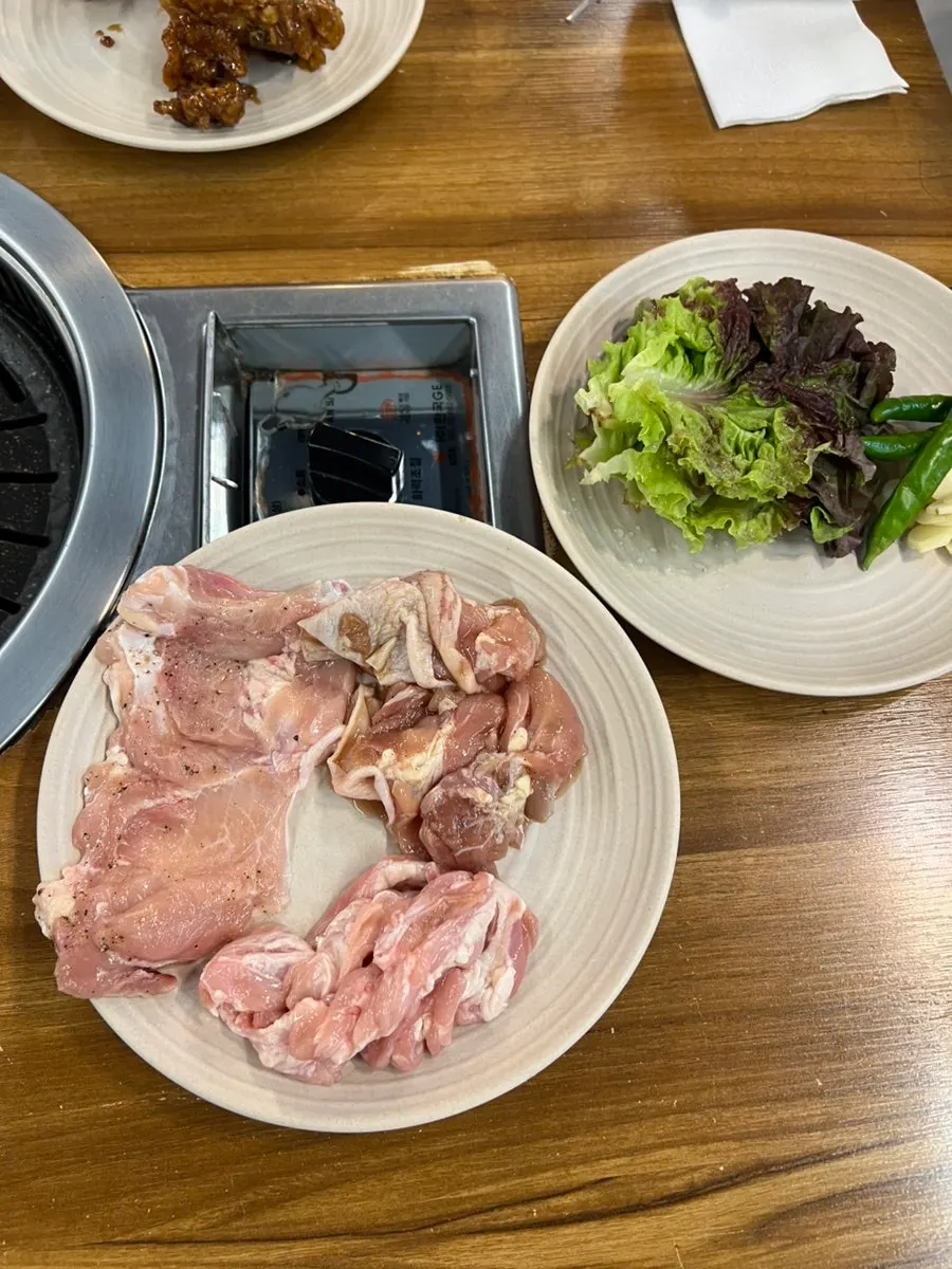 Plate of salt-seasoned and soy sauce-seasoned dakgalbi