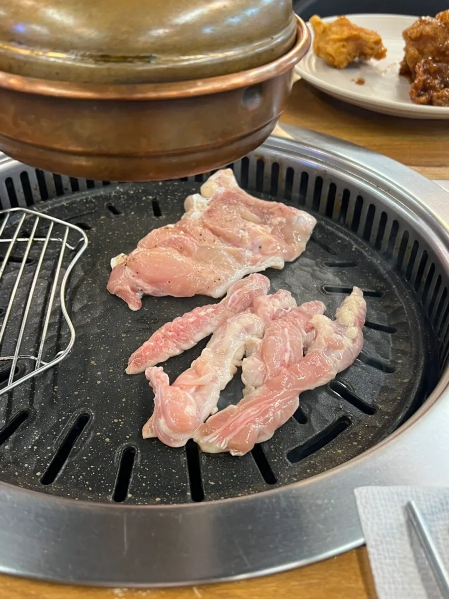 Dakgalbi cooking on the grill plate