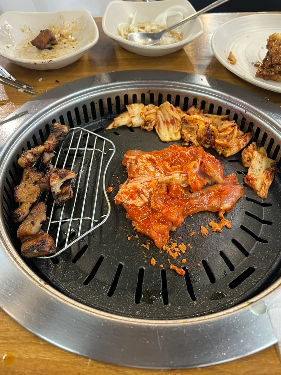 Grill plate with gochujang-seasoned dakgalbi cooking