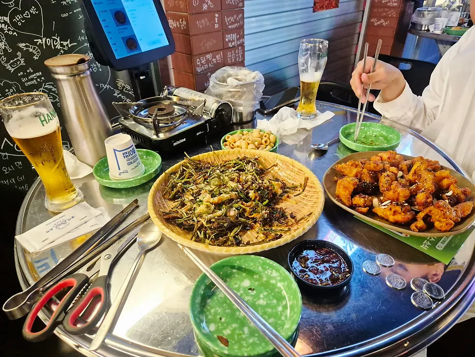 생맥주와 안주가 놓인 포차 테이블