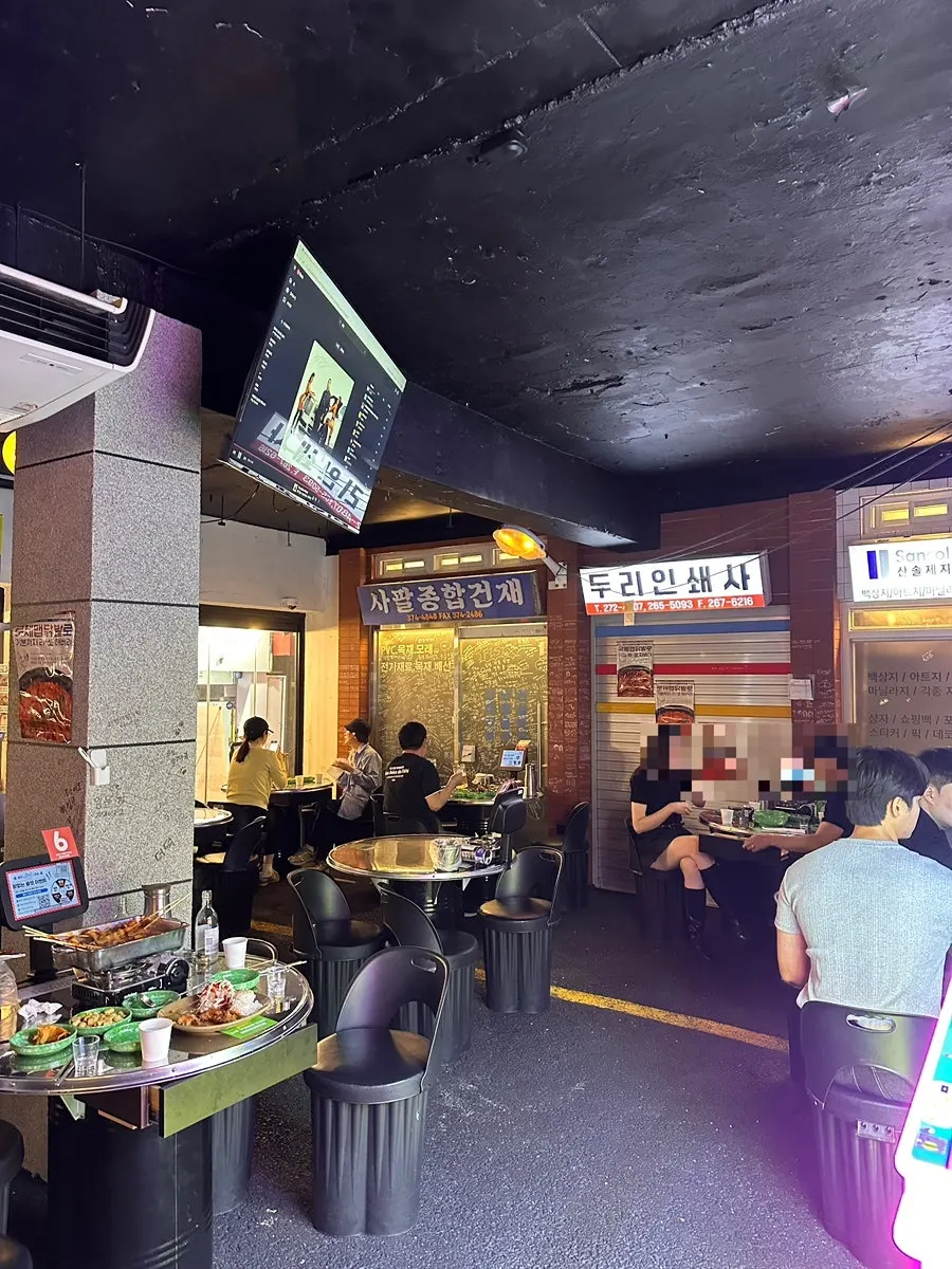Interior atmosphere resembling an Eulji-ro alley pocha
