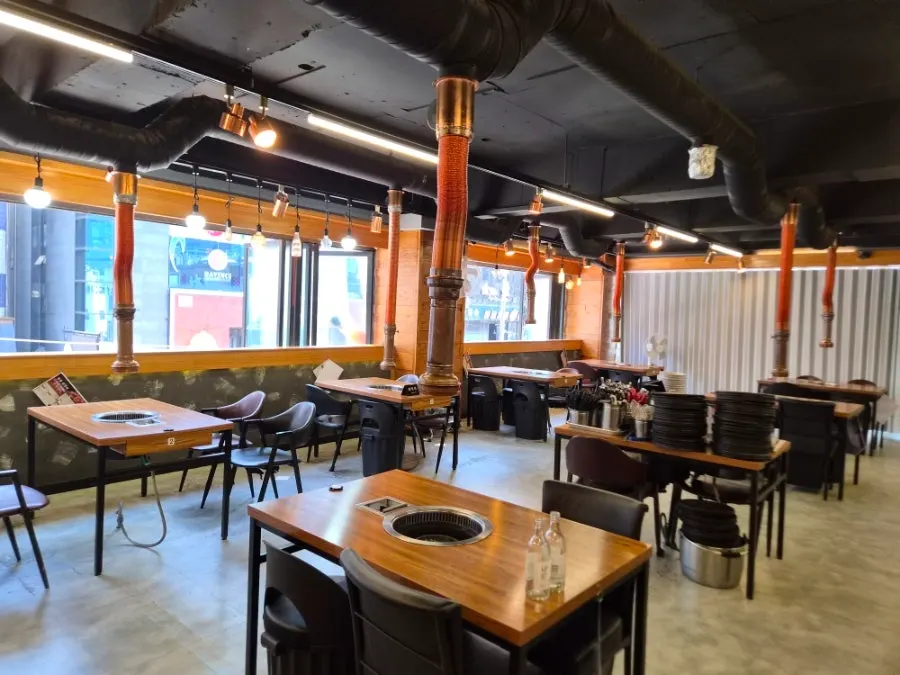Spacious interior of Bak Jeongmi Dakgalbi with 150 seats across 330 square meters