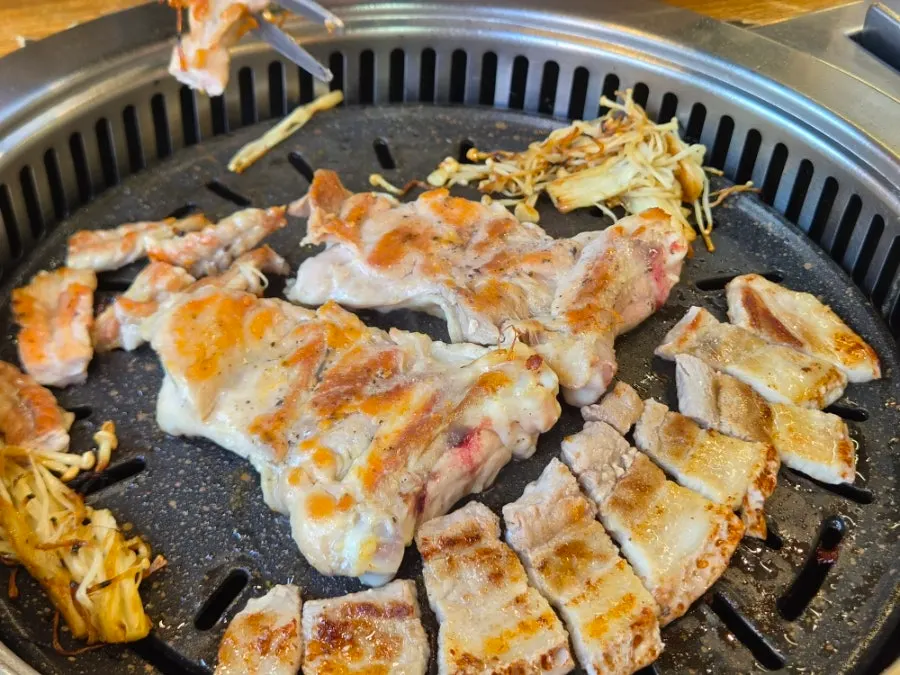 Salt dakgalbi and chicken neck cooking on the grill