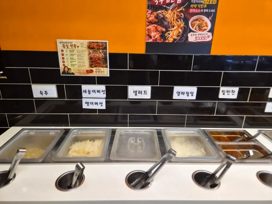 Side dishes and wrap vegetables at the self-serve bar