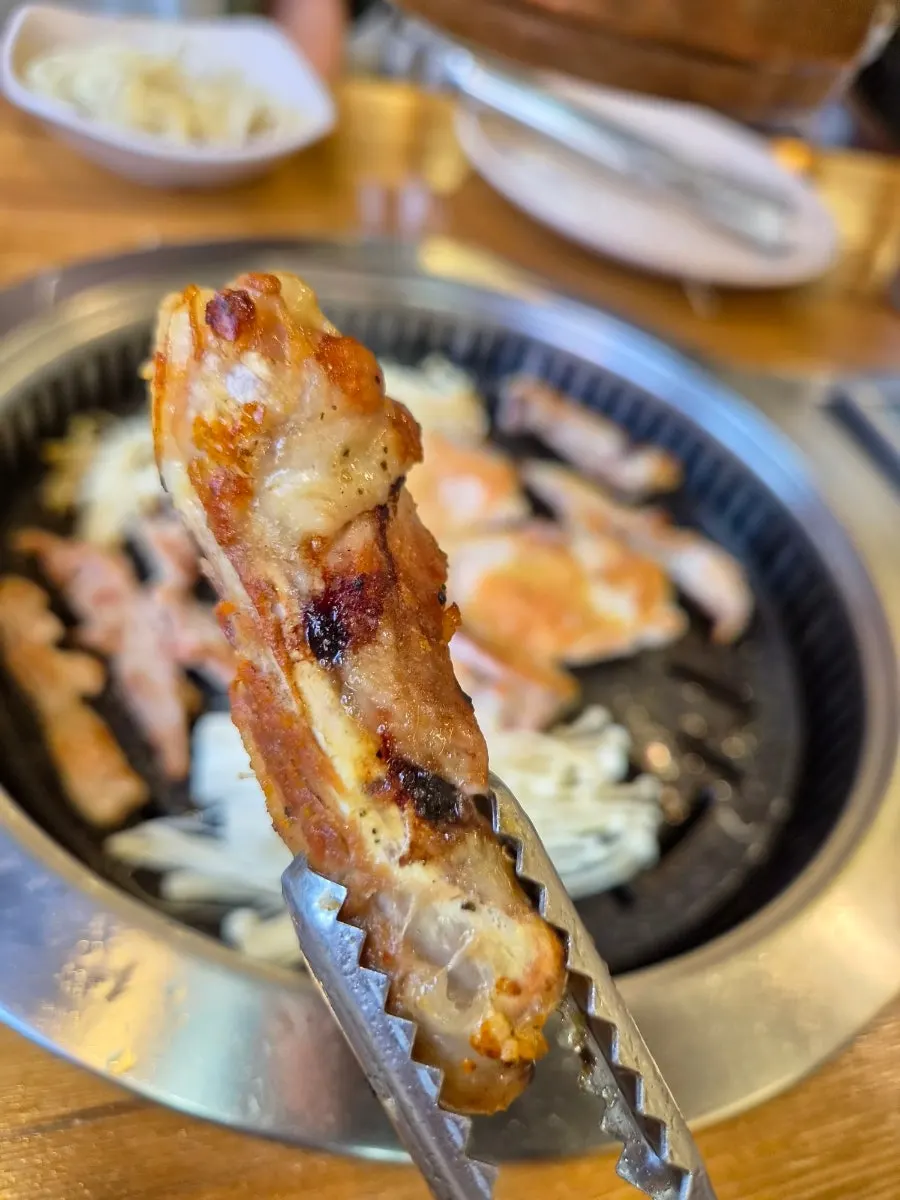 Fully grilled meat served with wrap vegetables