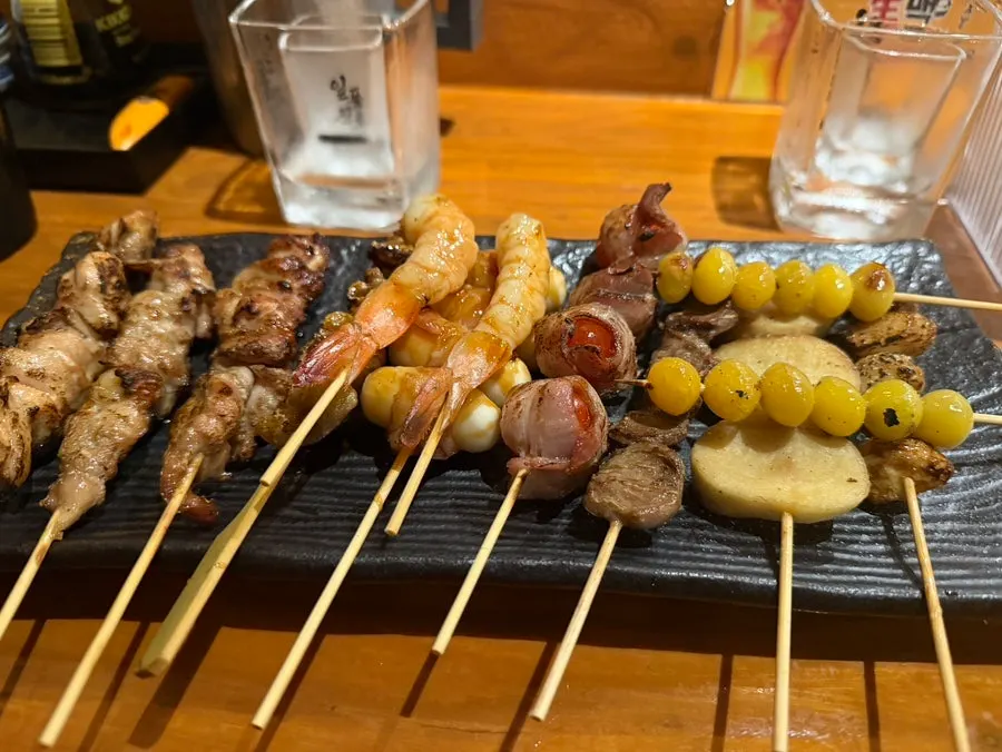 숯불에 구워 나온 모듬꼬치 한 접시