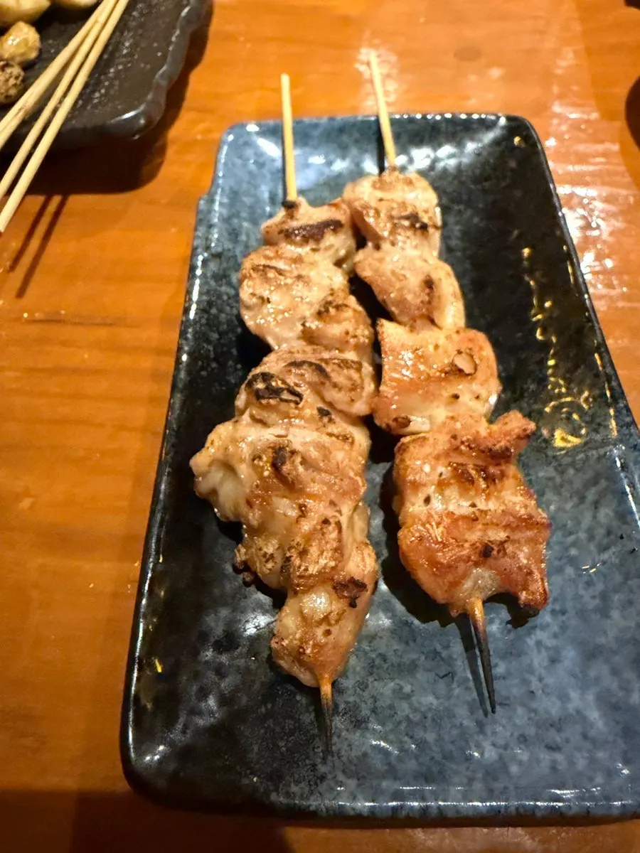 서비스로 나온 닭꼬치 두 개