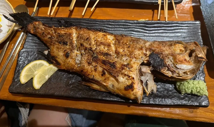 크기가 큰 볼락구이 한 마리