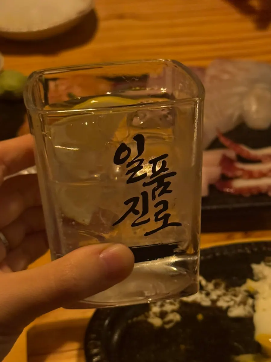 Glass with ice and lemon for the Ilpum Jinro highball