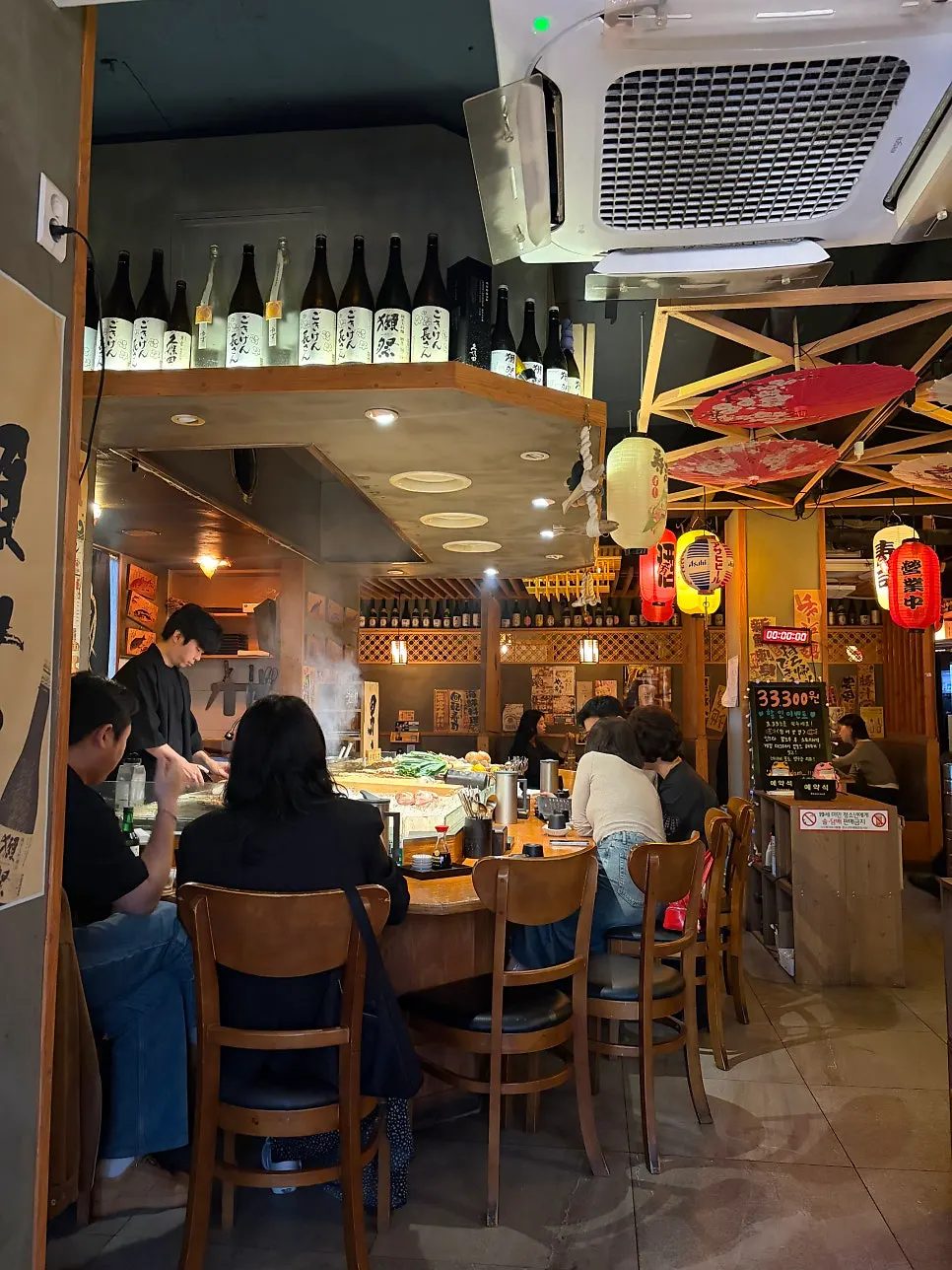 신선한 생선과 꼬치 재료가 놓인 오픈 주방