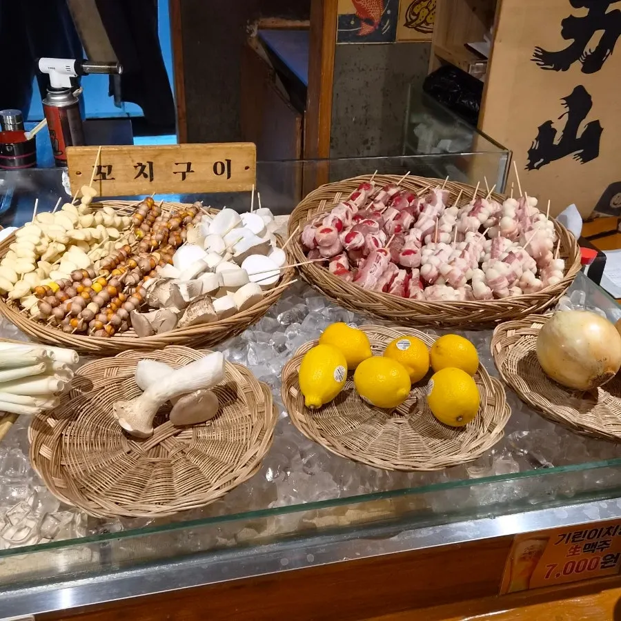 꼬치 재료가 진열된 로바다야끼소담 조리대